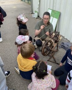 Travail de la laine au rouet